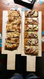 Pizza con verdure al vapore, mozzarella e sgombro. Focaccia con radicchio, bufala affumicata e speck.