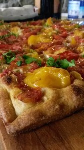Pizza ai tre pomodori: san marzano, pomodorini e pomodoro giallo da serbo.